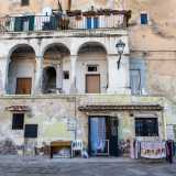 L�armonia delle forme della seppur malmessa facciata, assieme ai colorati panni stesi ad asciugare su uno stendino, regala una sorta di emblematica �cartolina� di questa parte di Bari